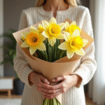Bouquet de narcisses tenu dans les mains dans un salon lumineux