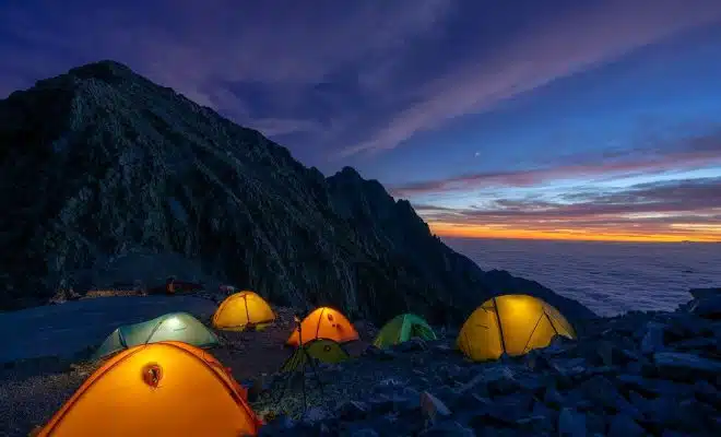 Comment s'équiper pour camper dans la nature ?