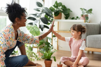 Garde d'enfants à domicile : comment trouver un intervenant de confiance ?