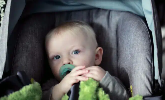 un bébé en voiture