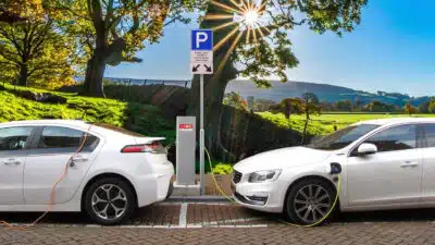 Les avantages et les précautions à prendre pour choisir une voiture d'occasion hybride et électrique