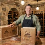 Marchand de vin devant des caisses de vin espagnol Escudero Jonquera dans une cave à vins traditionnelle