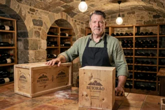 Marchand de vin devant des caisses de vin espagnol Escudero Jonquera dans une cave à vins traditionnelle