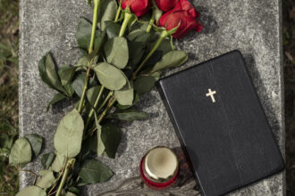 Plaque funéraire en marbre : un choix durable et élégant pour honorer la mémoire