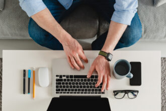 Portage salarial ou auto-entrepreneur : quel statut choisir pour se lancer ?