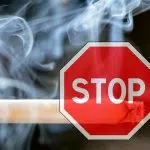 Une cigarette avec un panneau stop