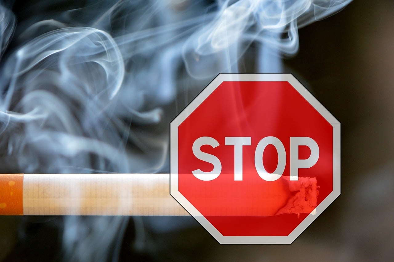 Une cigarette avec un panneau stop